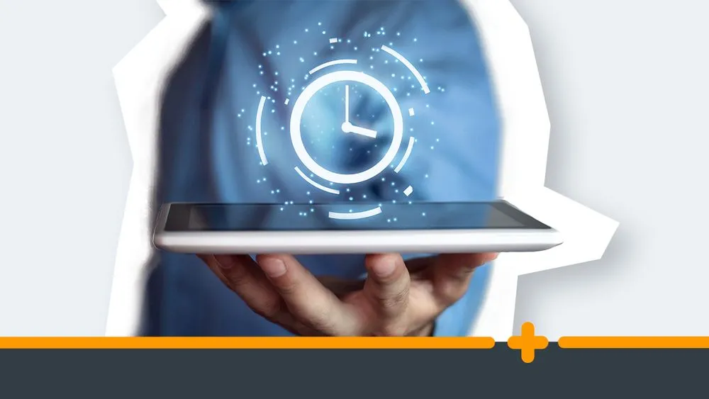 Cyfrowy zegar unoszący się nad tabletem w ręce mężczyzny w niebieskiej koszuli